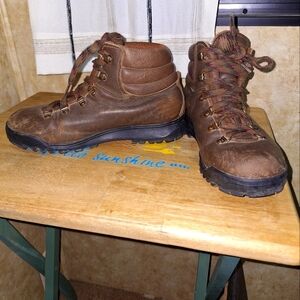 Zamberlan Brown Leather Hiking Boots W/Vibram Soles In A Womens 7. Pre-loved